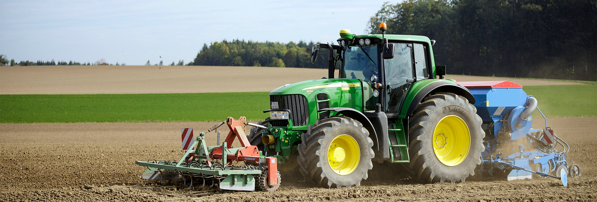 Traktor auf einem Feld