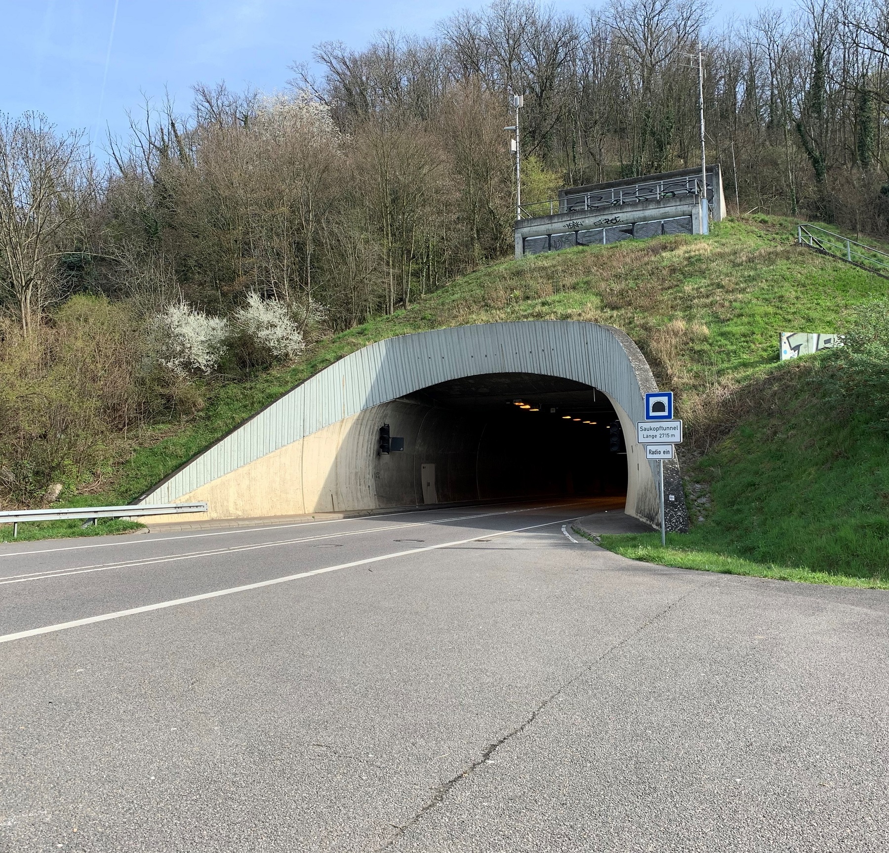 Auf diesem Bild sehen Sie den Saukopftunnel – Blick auf das Westportal