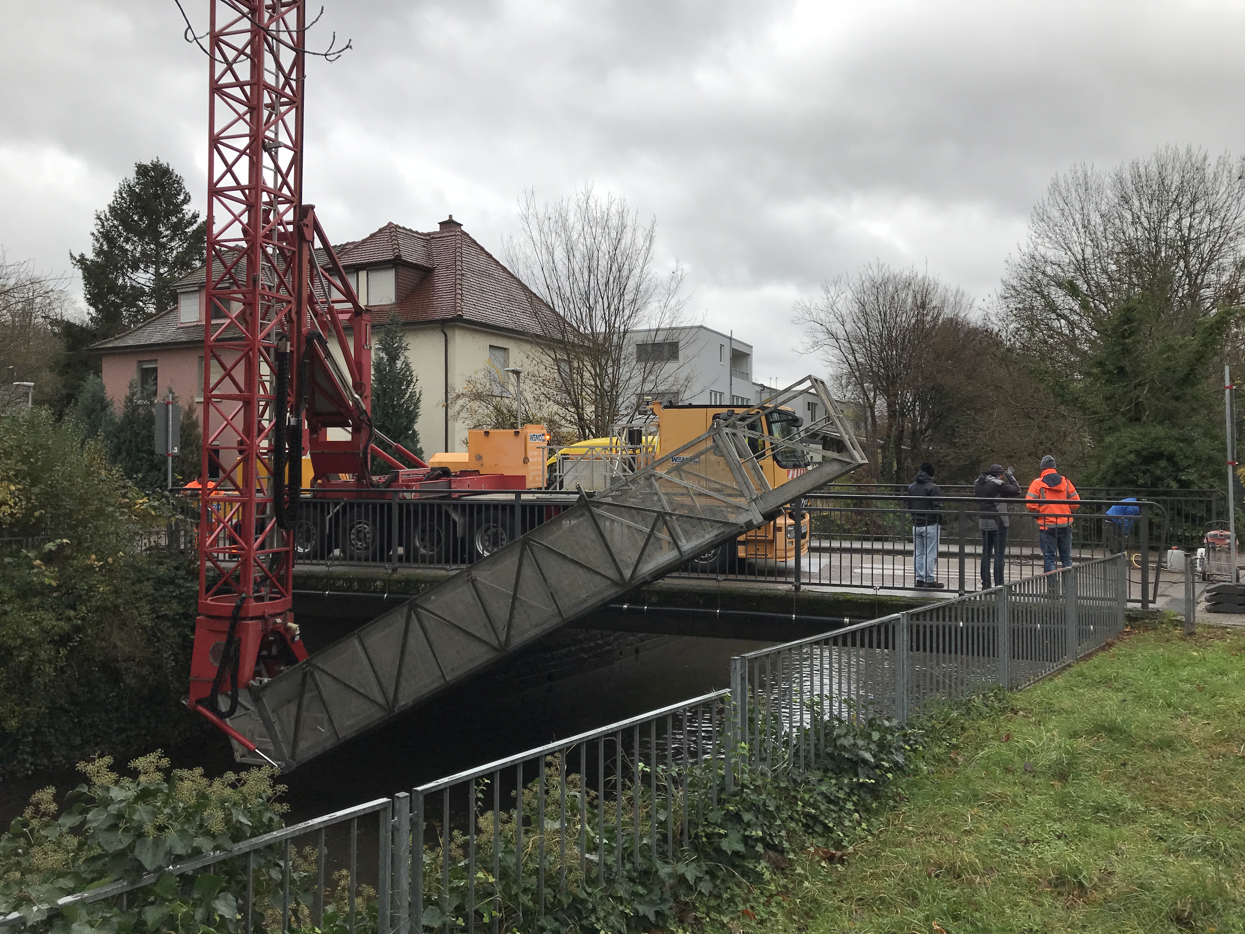 Auf diesem Bild sehen Sie die Instandsetzungsarbeiten an der Brücke über die Pfinz in der Straße „Edelmänne"