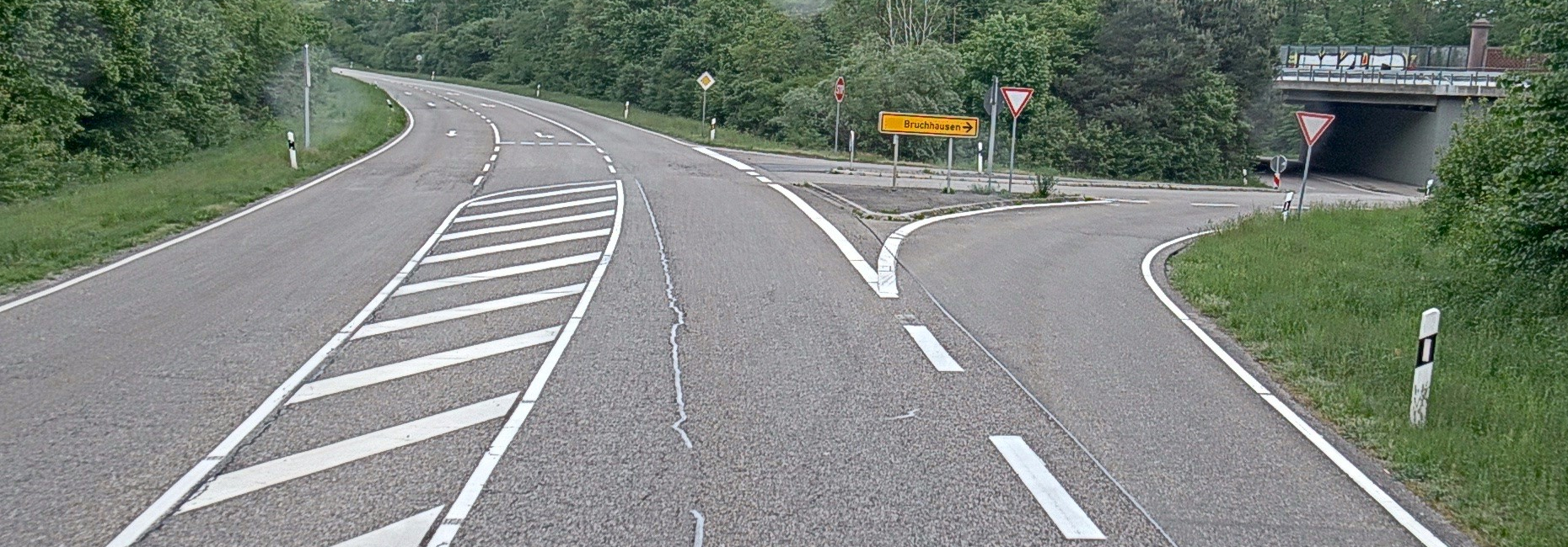 Fahrbahn der Bundesstraße 3 mit Markierung und Ausfahrt Richtung Bruchhausen