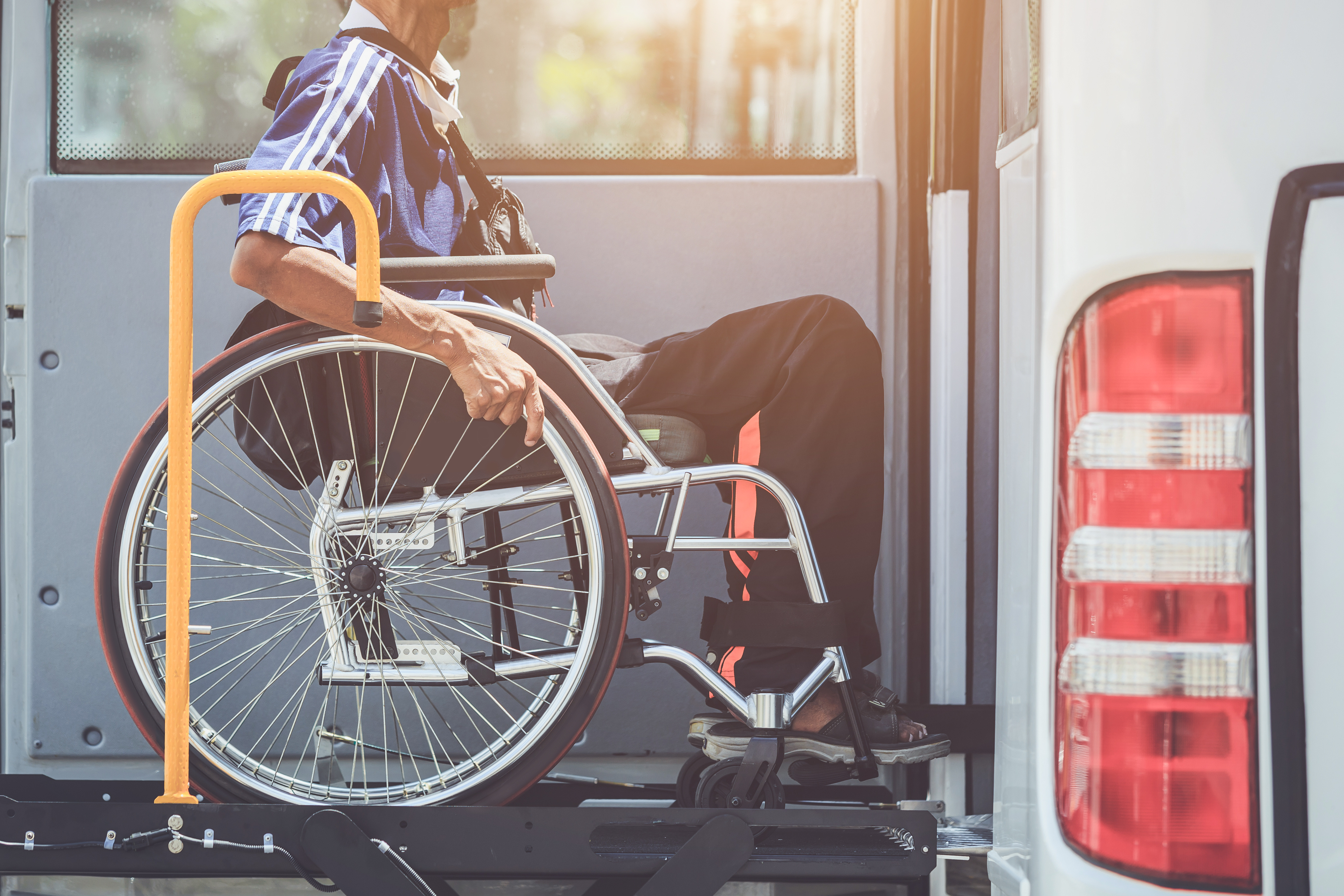 Rollstuhlfahrer der mit einer Hebebühne den Bus besteigen kann