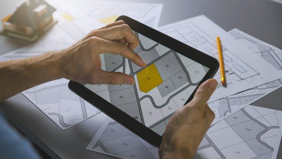 Kataster Mann arbeitet mit Tablet