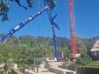 Auf diesem Bild sehen Sie das Ausheben der Hohlkästen mittels Autokränen