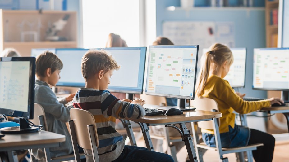 Schulkinder am PC im Informatik-Klassenzimmer