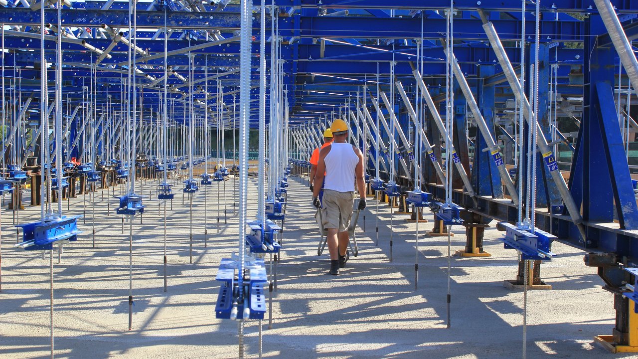 Brückensanierung: Arbeiter und Gerüst auf einer Baustelle