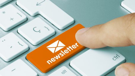 Symbolbild Newsletter Ein Finger tippt auf die Taste "Newsletter" auf der Tastatur.