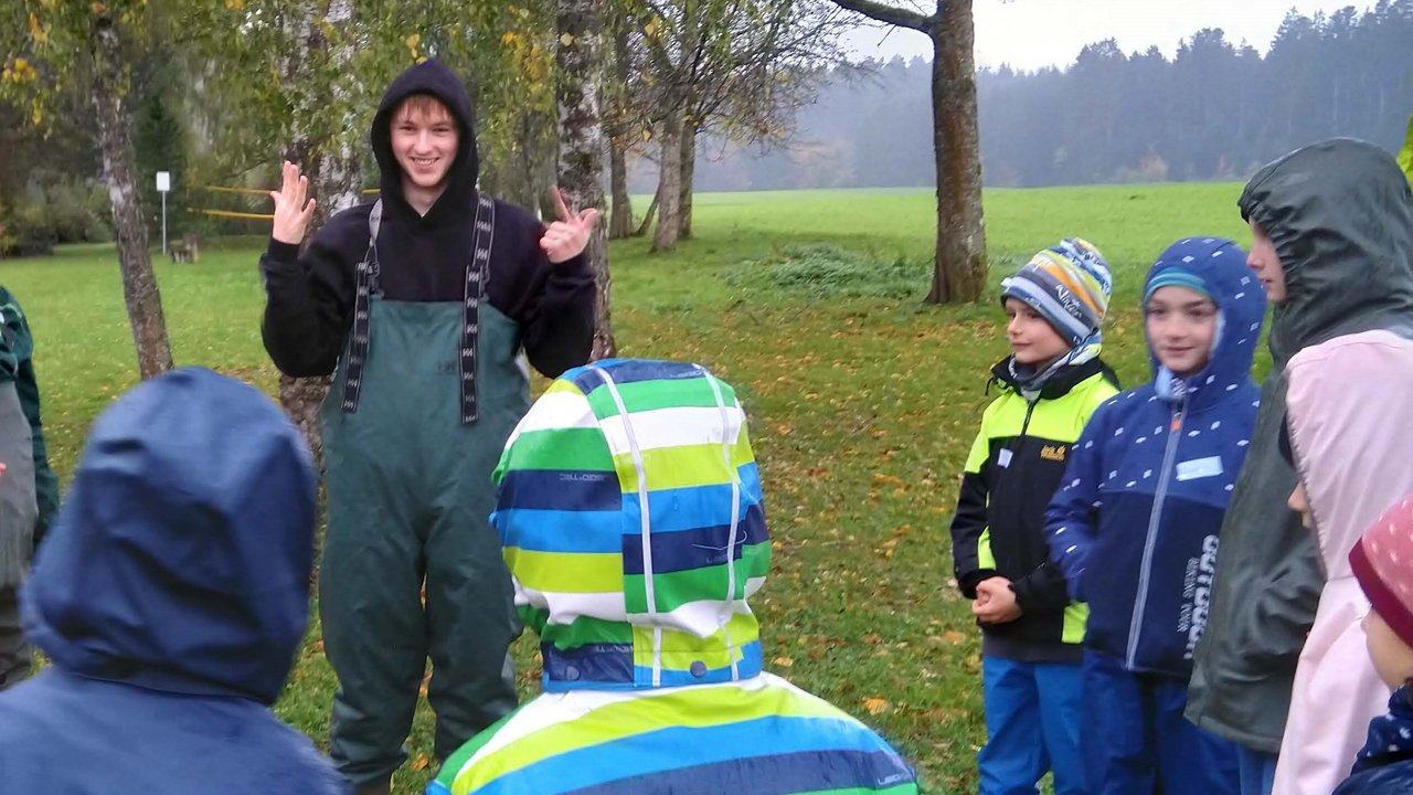 HEISS AUF LESEN-Gewinnergruppe mit Charlotte Backes und Sean Gallagher vom Ökomobil des Regierungspräsidiums Karlsruhe