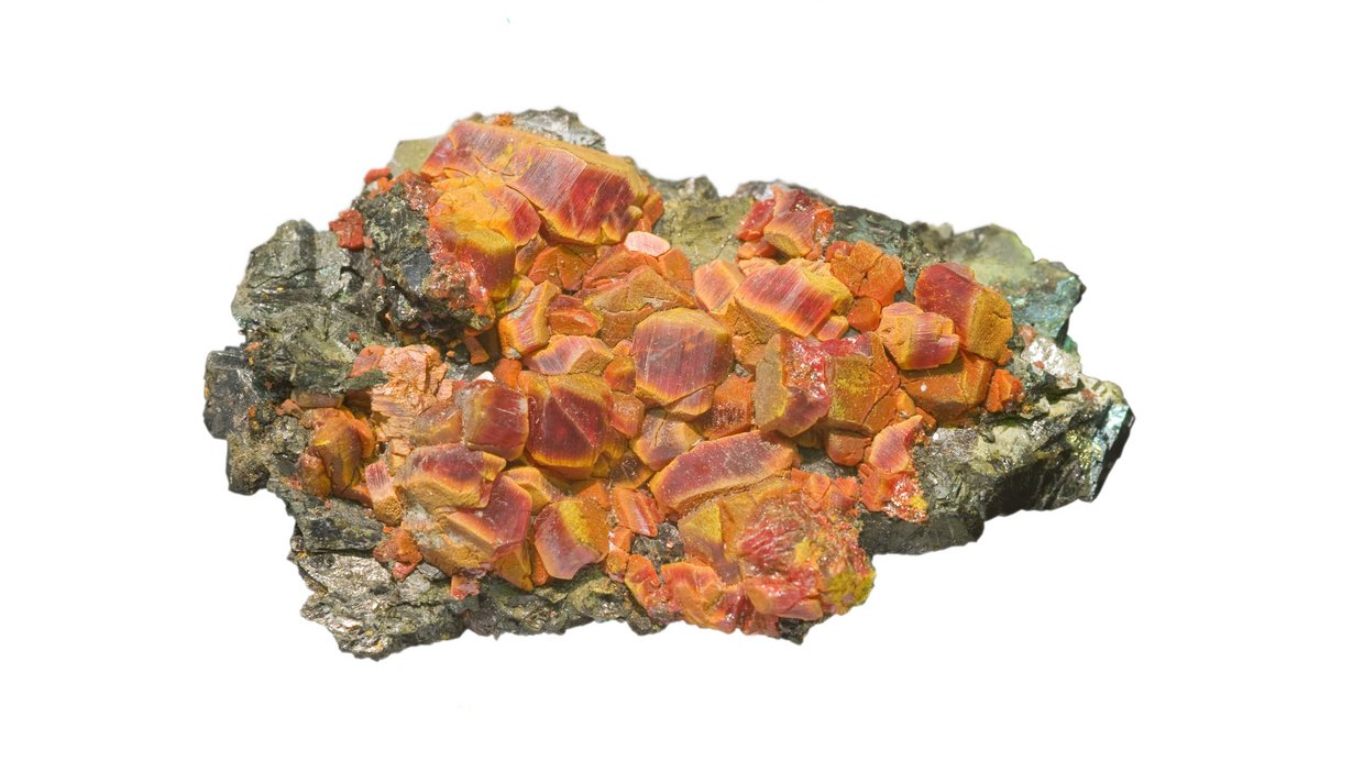 Rote Realgarkristalle mit Operment auf weißem Arsenmineral