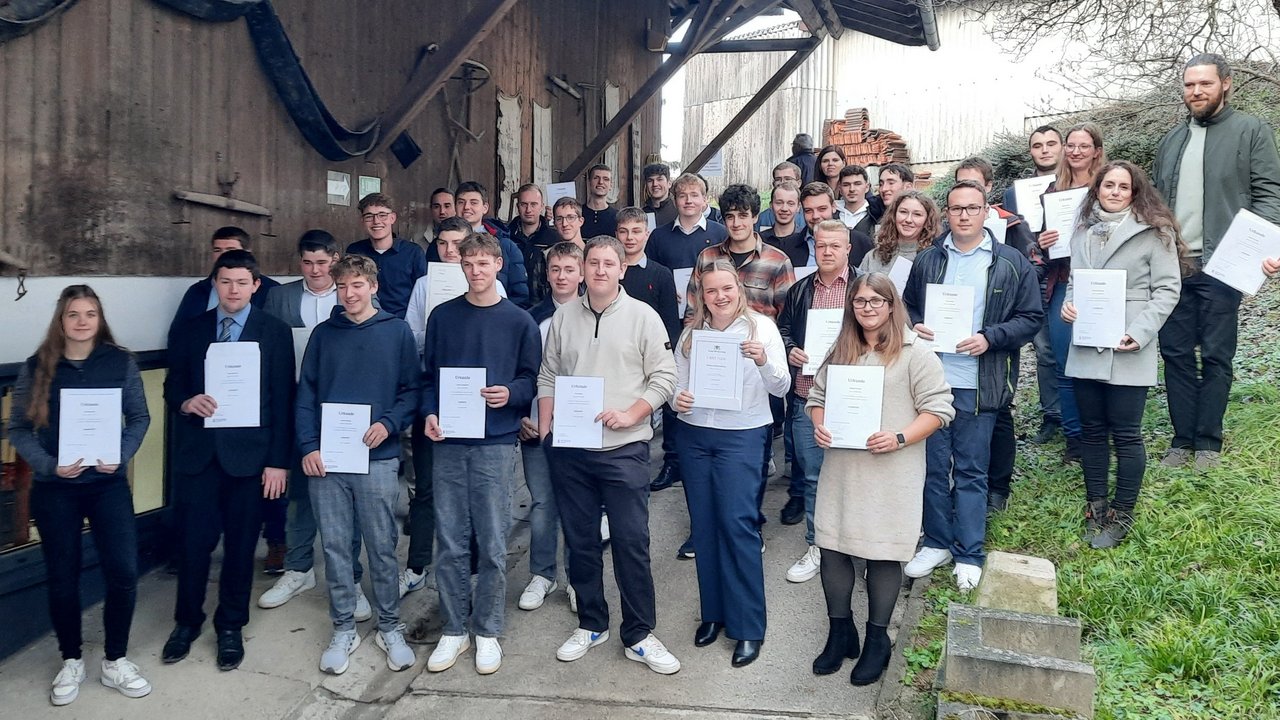 Dr. Ulrich Kraft überreichte den Absolventinnen und Absolventen im Ausbildungsberuf Landwirtin/Landwirt ihre Abschlussurkunden.