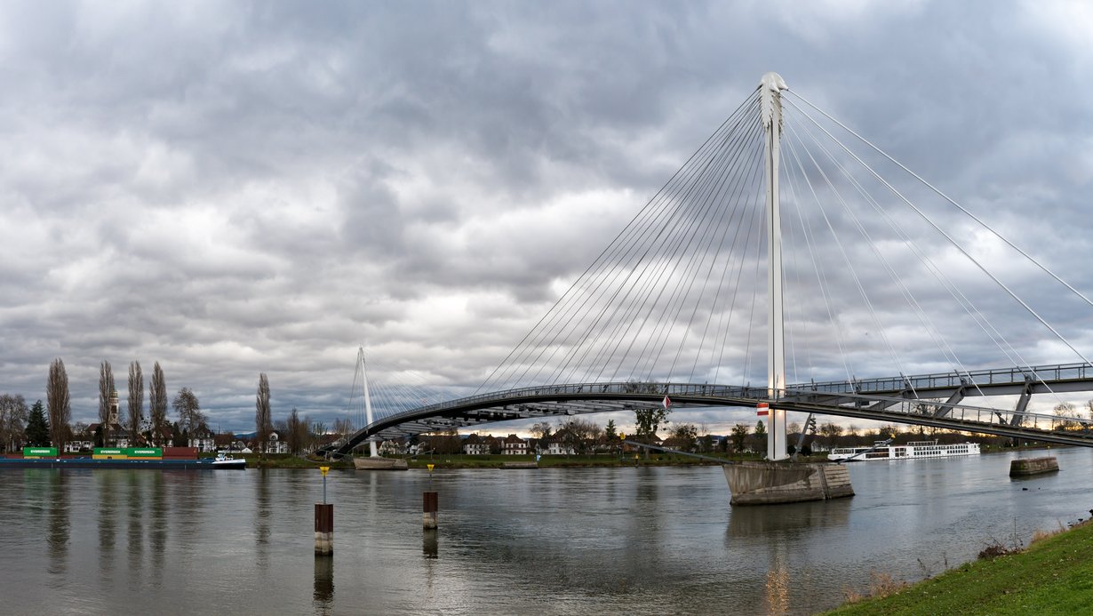 Blick auf die Brücke Passerelle des Deux über den Rhein außerhalb von Straßburg