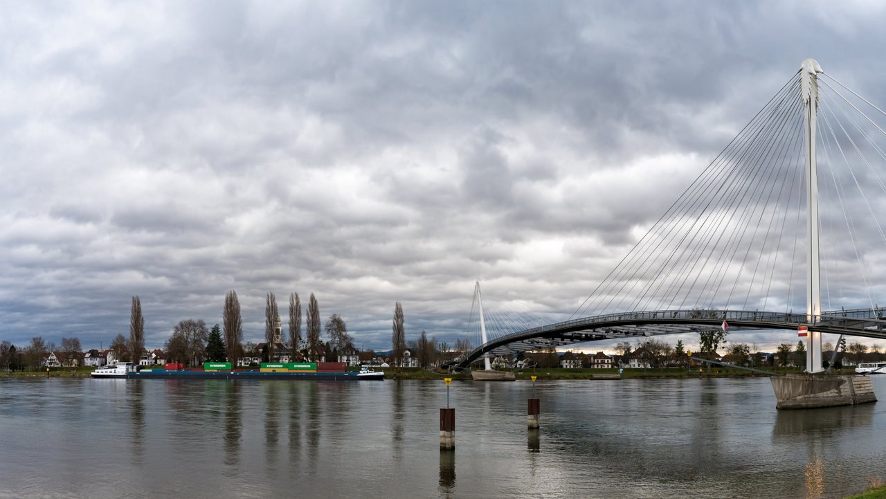 Blick auf die Brücke Passerelle des Deux über den Rhein außerhalb von Straßburg