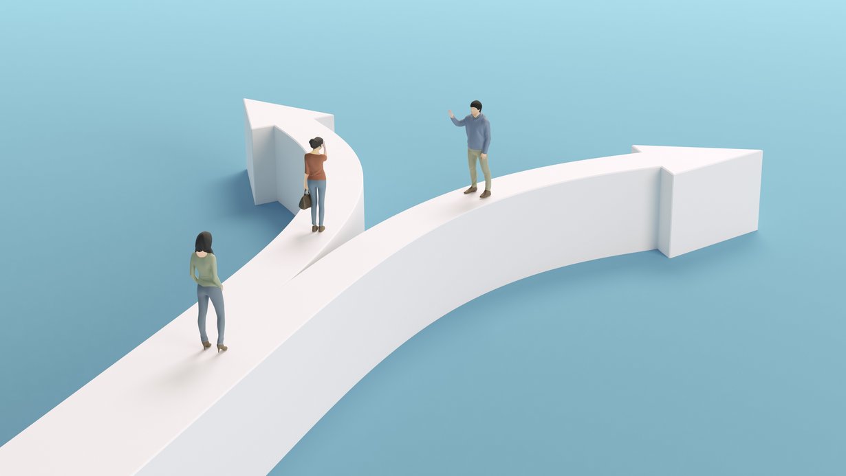 Eine Linienführung gabelt sich in zwei Linien, die mit Pfeilen versehen sind. Auf den Linien stehen drei Menschen, die im Dialog sind.