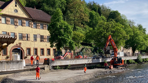 Mitarbeiter sanieren einen Mauerabschnitt für den Hochwasserschutz