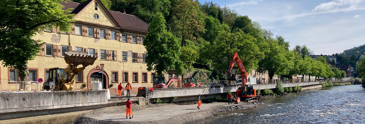 Mitarbeiter sanieren einen Mauerabschnitt für den Hochwasserschutz