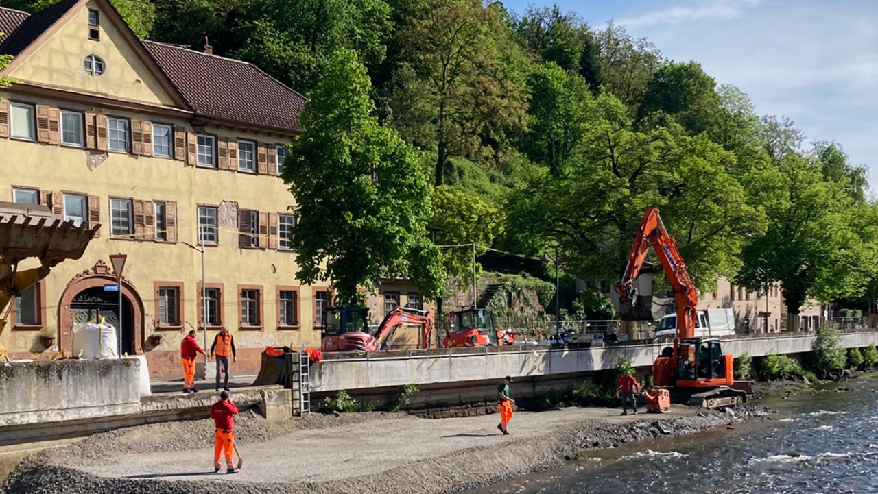 Mitarbeiter sanieren einen Mauerabschnitt für den Hochwasserschutz