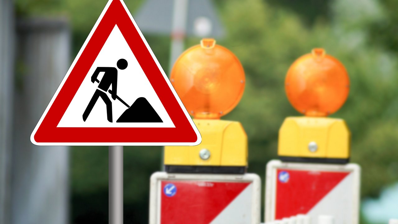 Verkehrsschild und Absperrung an einer Baustelle 