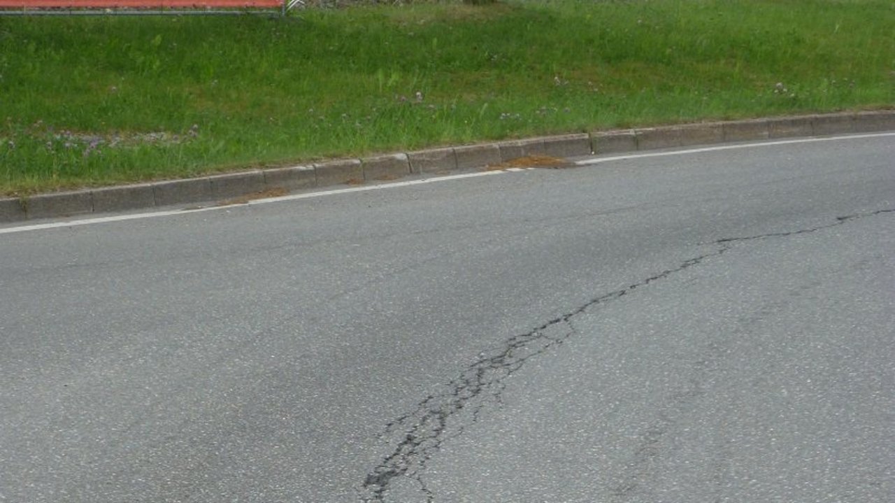 Rissbildung vor der Fahrbahnerneuerung am Kreisverkehrsplatz am Knotenpunkt B 294/ L 406 in der Ortsdurchfahrt Loßburg Rissbildung vor der Fahrbahnerneuerung am Kreisverkehrsplatz am Knotenpunkt B 294/ L 406 in der Ortsdurchfahrt Loßburg