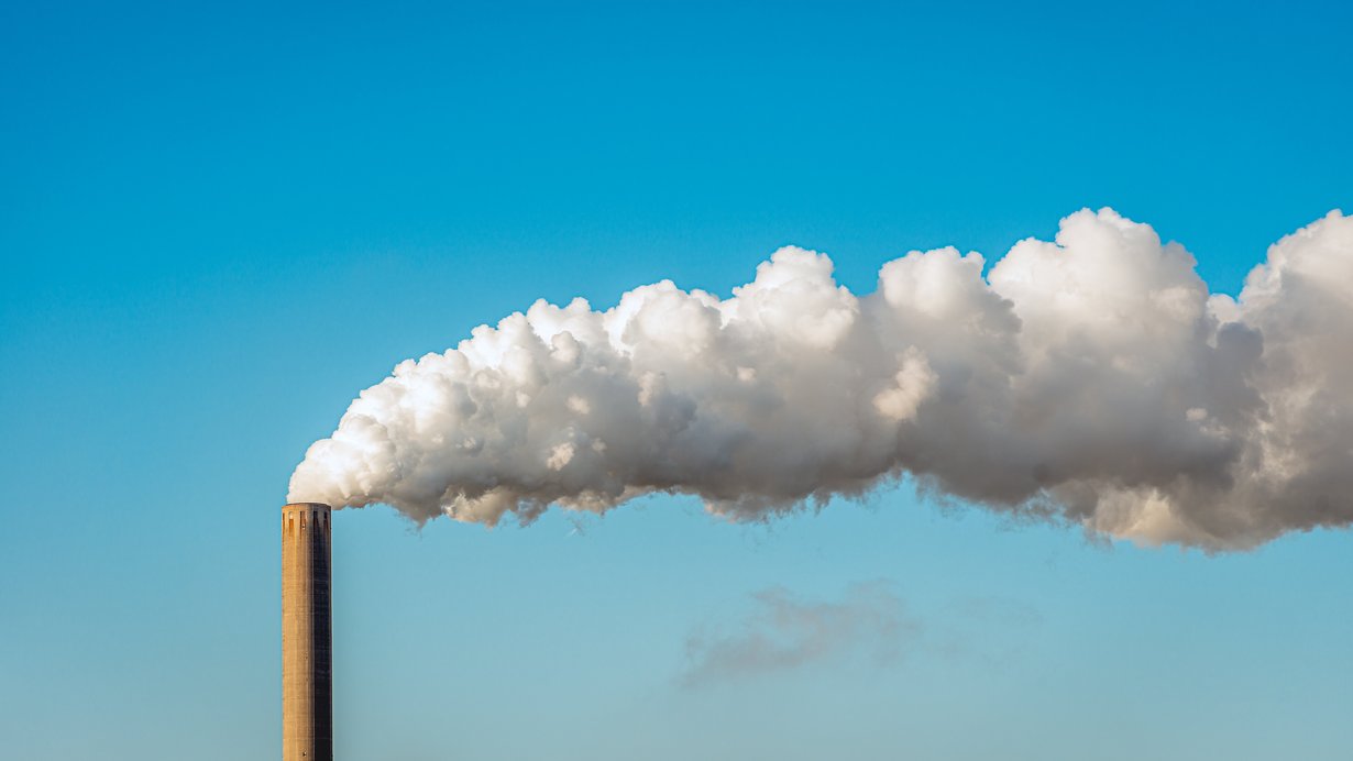 Rauch und Dampf aus einem Fabrikschornstein