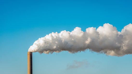 Rauch und Dampf aus einem Fabrikschornstein