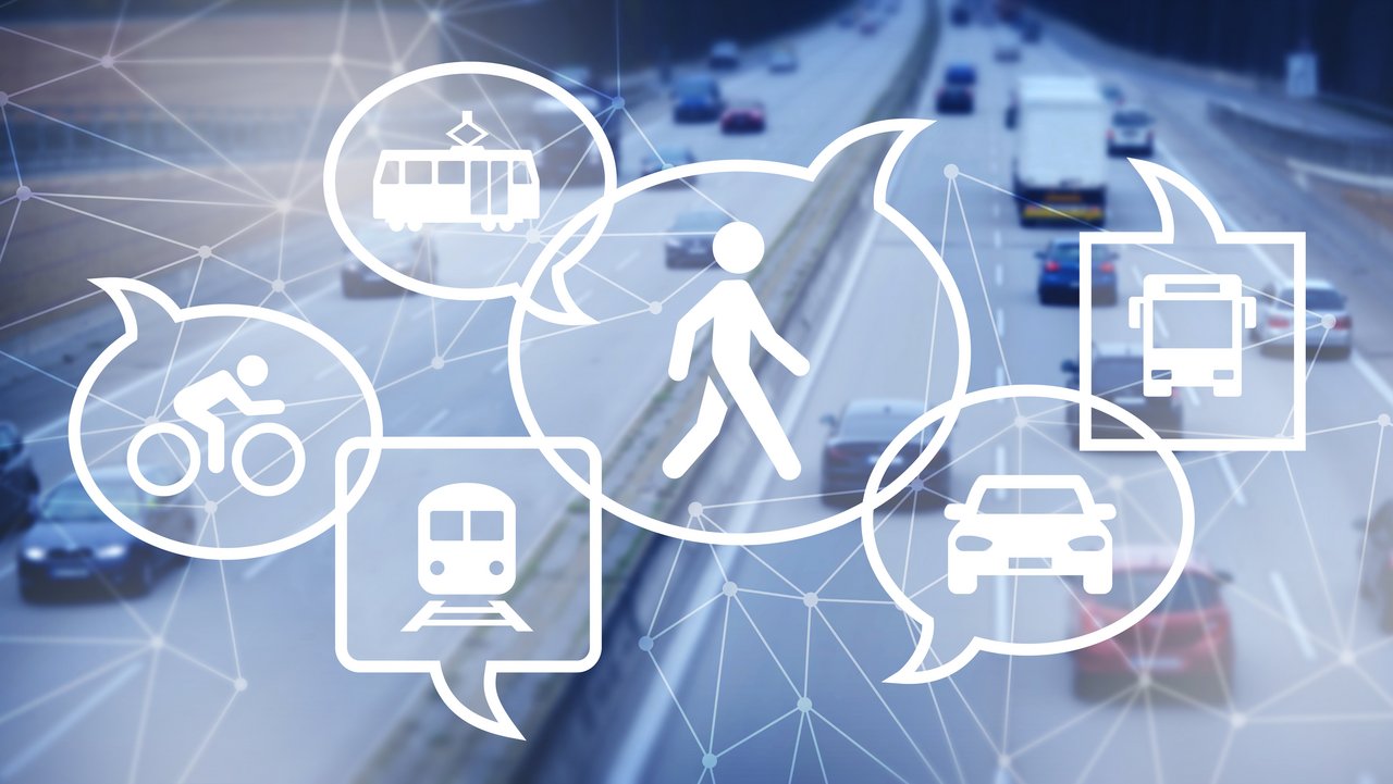 Verschieden große Sprechblasen mit Autos, Bussen, Zügen, Fahrrädern, Menschen, über einer befahrenen Straße