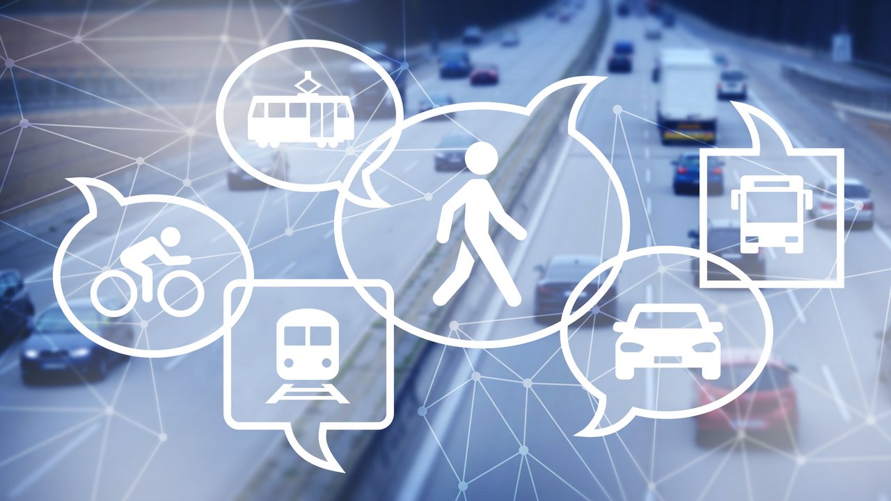 Verschieden große Sprechblasen mit Autos, Bussen, Zügen, Fahrrädern, Menschen, über einer befahrenen Straße