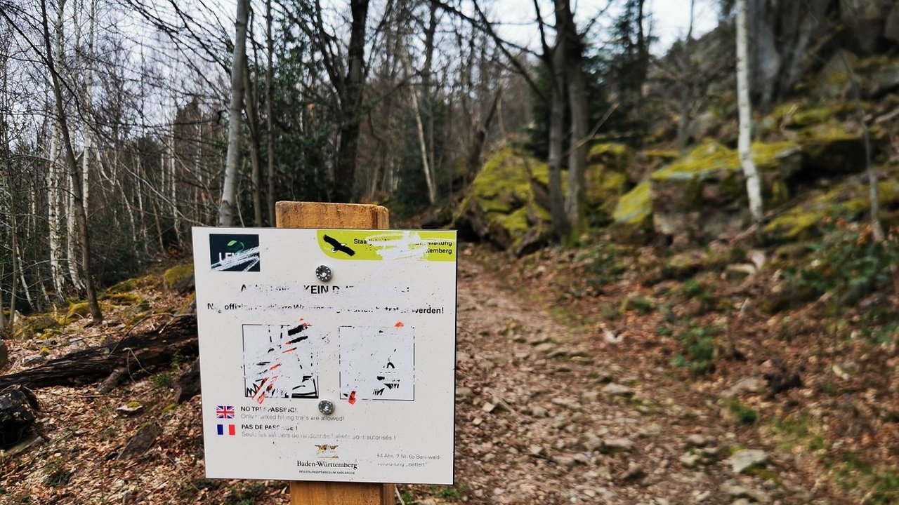 Zerkratzte Hinweistafel
