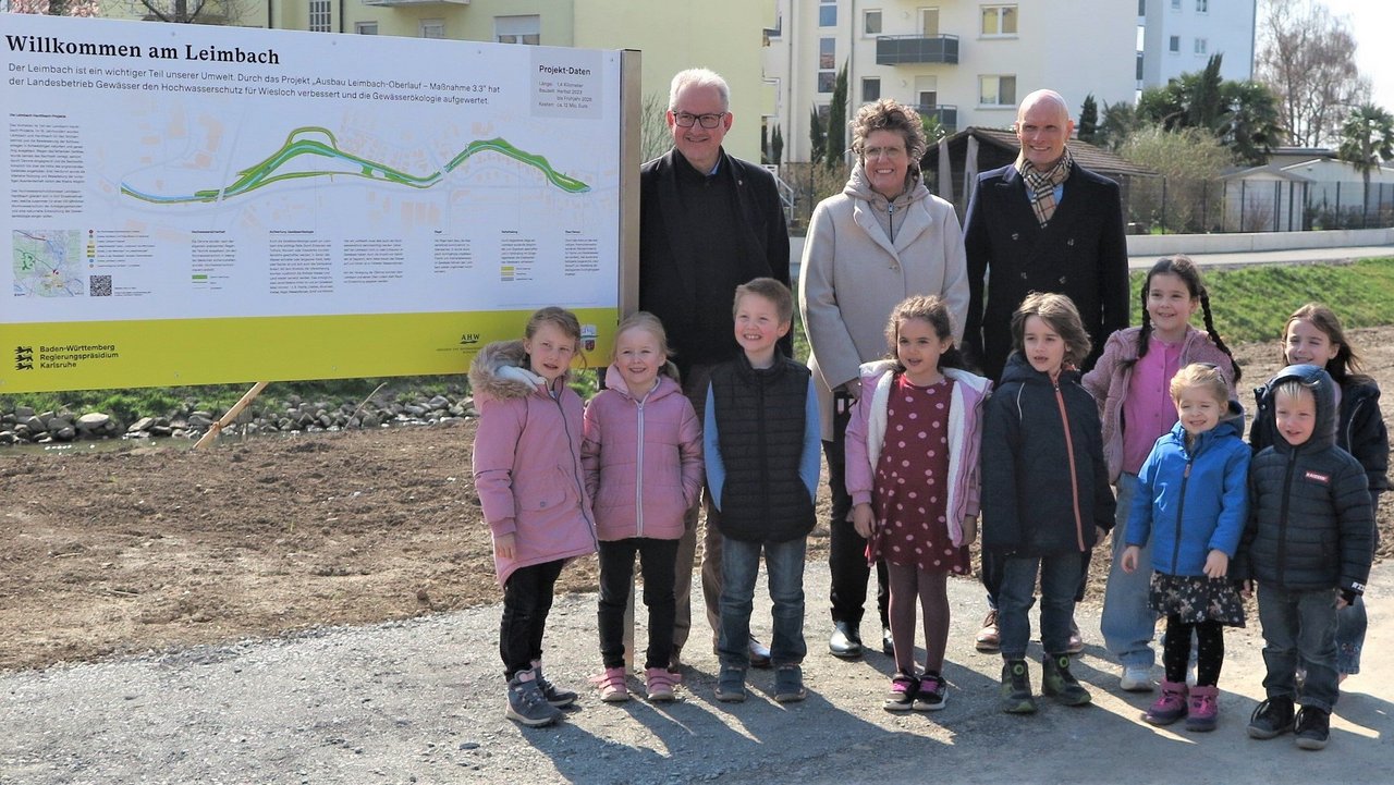 Foto der Einweihung Leimbach Maßnahme 3.3 [vlnr. Bürgermeister Matthias Renschler, Walldorf; Regierungspräsidentin Sylvia M. Felder, Oberbürgermeister Dirk Elkemann, Wiesloch; und Kinder des Eine Welt Familienzentrums Wiesloch]