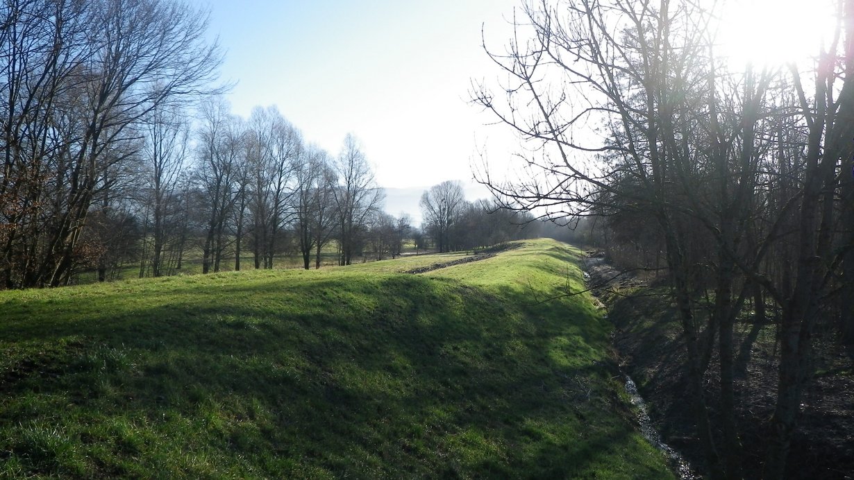 Ansicht von Osten auf den Trenndamm zwischen südlichem und nördlichem Becken