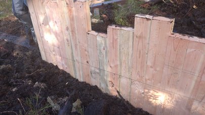 Holzsperre: 95 % der Grabensperren werden aus Holz gebaut. 