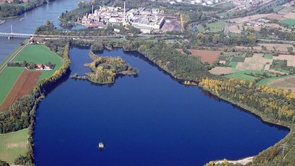 Luftaufnahme vom Knielinger See und Federbach am Rhein mit angrenzenden Äckern, Wiesen und Wäldern sowie Industrieanlagen und Versorgungseinrichtungen