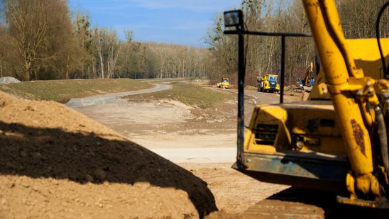 Baustelle zur Ertüchtigung des Rheindamms bei Dettenheim