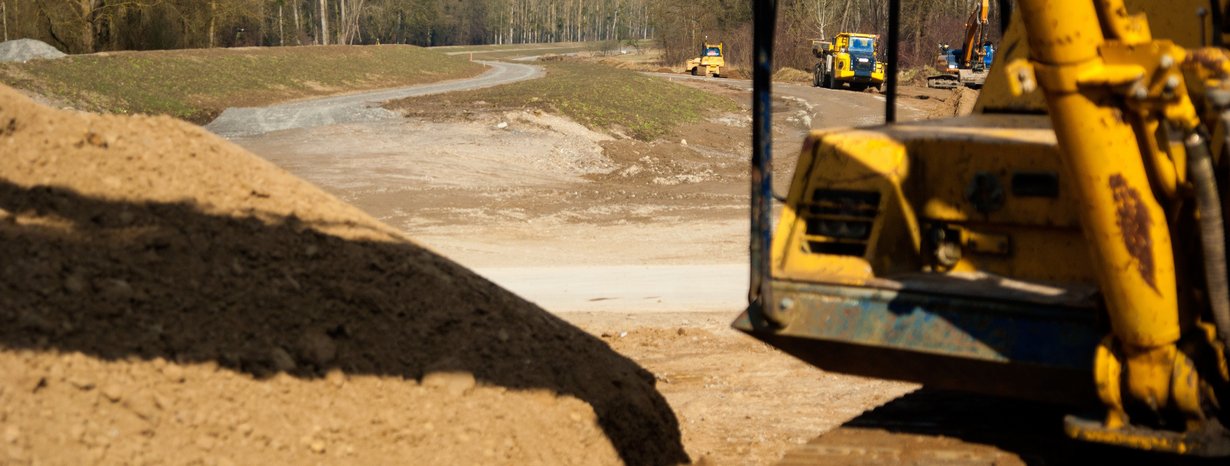 Baustelle zur Ertüchtigung des Rheindamms bei Dettenheim