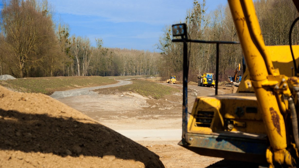 Baustelle zur Ertüchtigung des Rheindamms bei Dettenheim