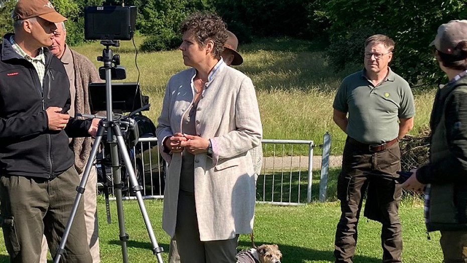 Regierungspräsidentin Sylvia M. Felder im Gespräch mit der „Drohnengruppe zur Kitzrettung“ der Jägervereinigung Karlsruhe