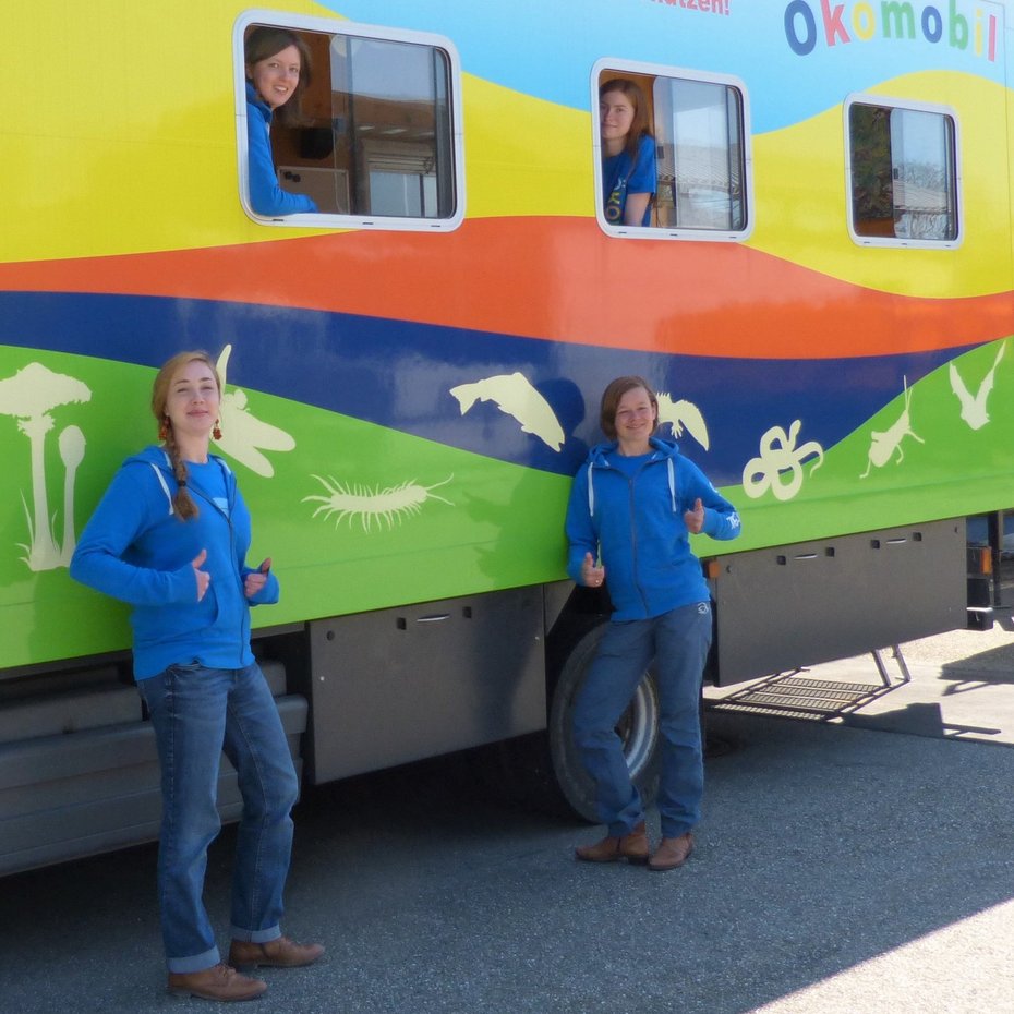 Ökomobilteam des Regierungspräsidiums Karlsruhe Charlotte Backes (links) und Juliane Saar (rechts) vor ihrem neuen Arbeitsplatz, dem Ökomobil des Regierungspräsidiums Karlsruhe. Im Ökomobil die beiden FöJlerinnen Lisa Spahr und Lina Juretzko.