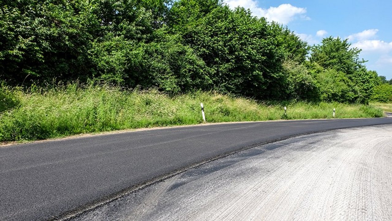 Straße erhält eine neue Decke aus Asphalt