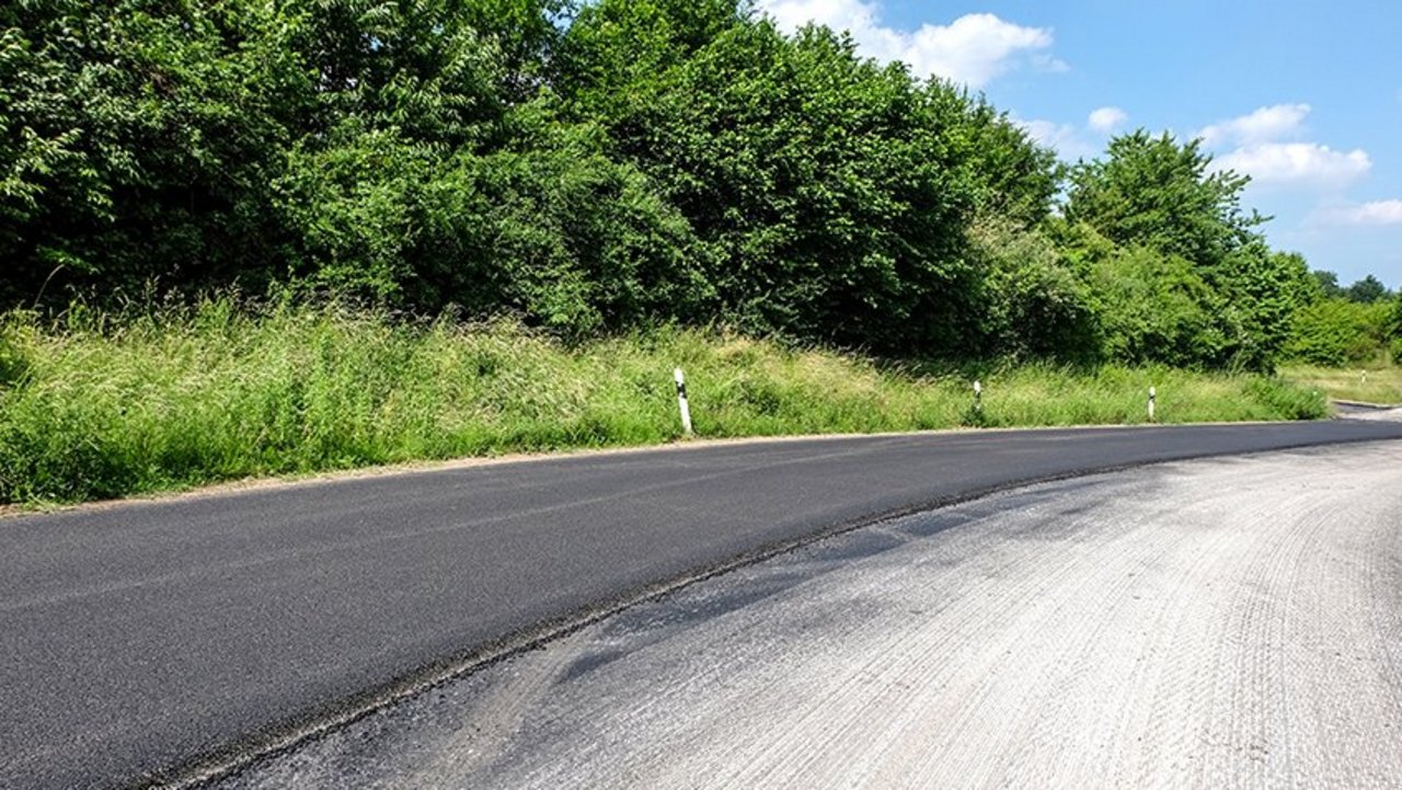 Straße erhält eine neue Decke aus Asphalt