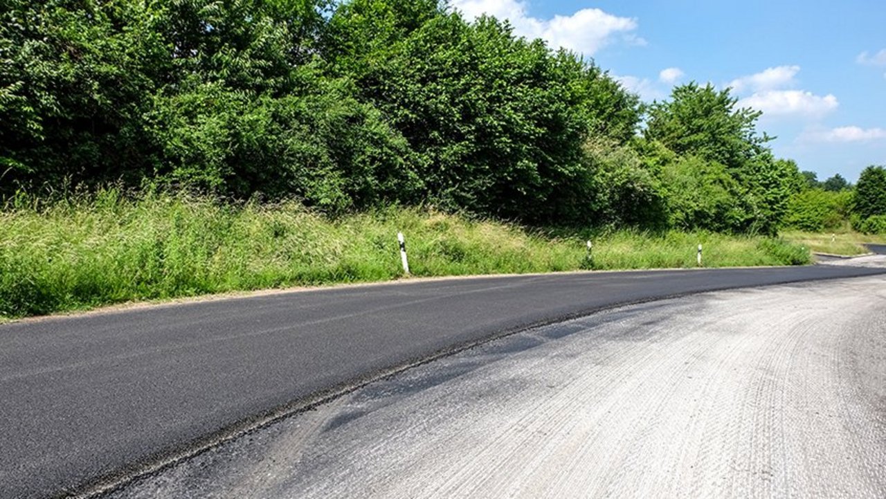 Straße erhält eine neue Decke aus Asphalt