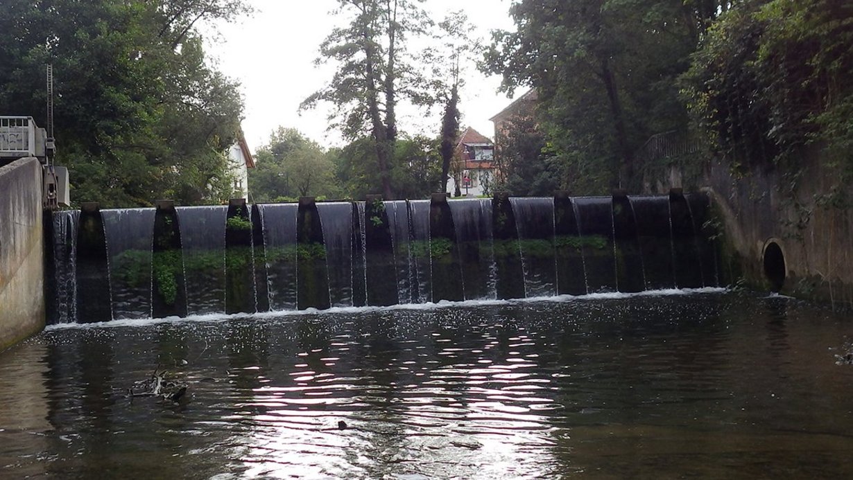 Blick auf die Wehranlage in Remchingen. Die Pfinz fällt über die Wehranlage etwa 2,8 m nach unten. Die Ufermauern sind betoniert.