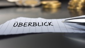 Überblick Zettel mit der Beschriftung "Überblick" und ein Stift