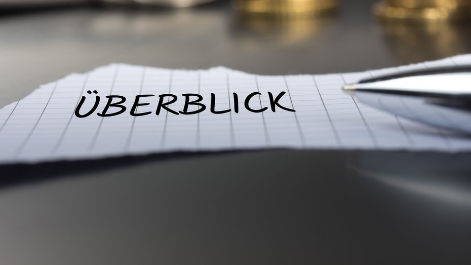 Überblick Zettel mit der Beschriftung "Überblick" und ein Stift