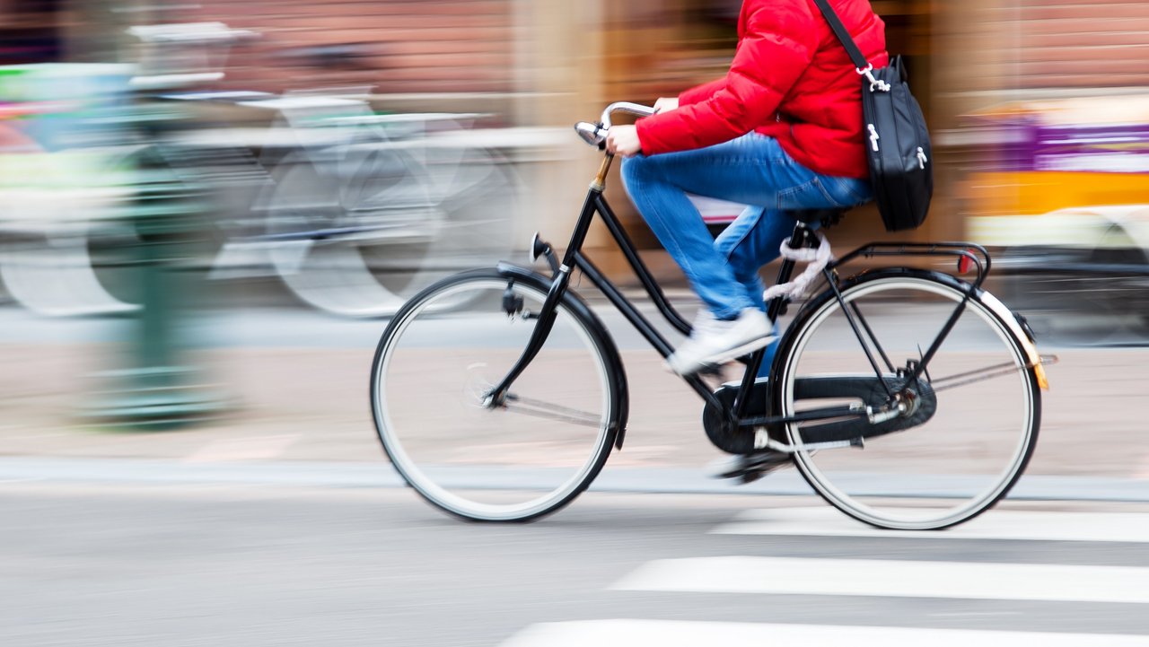 Bild zeigt einen Fahrradfahrer auf der Straße
