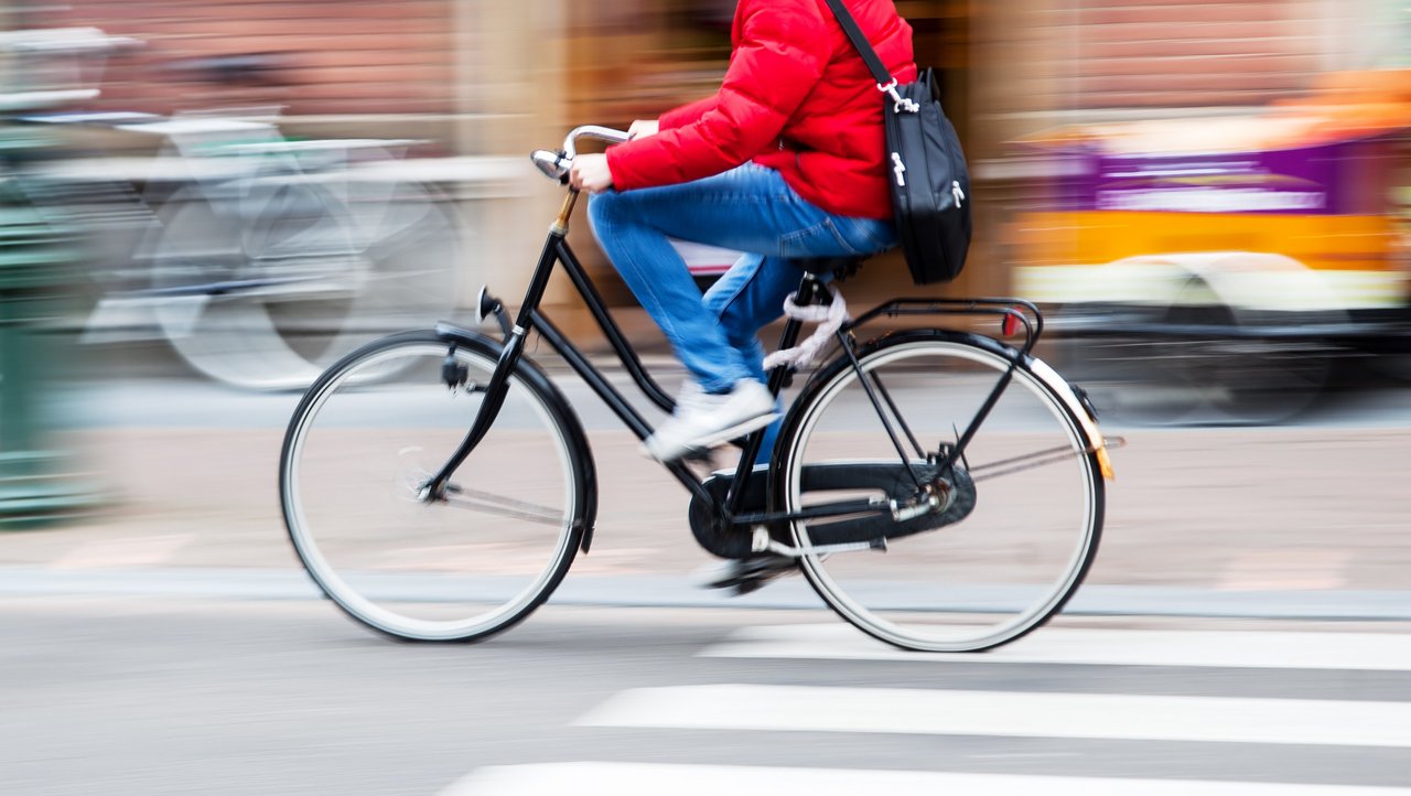 Bild zeigt einen Fahrradfahrer auf der Straße