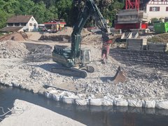 Auf diesem Bild sehen Sie die Zerkleinerung der Hohlkästen auf dem Fangedamm