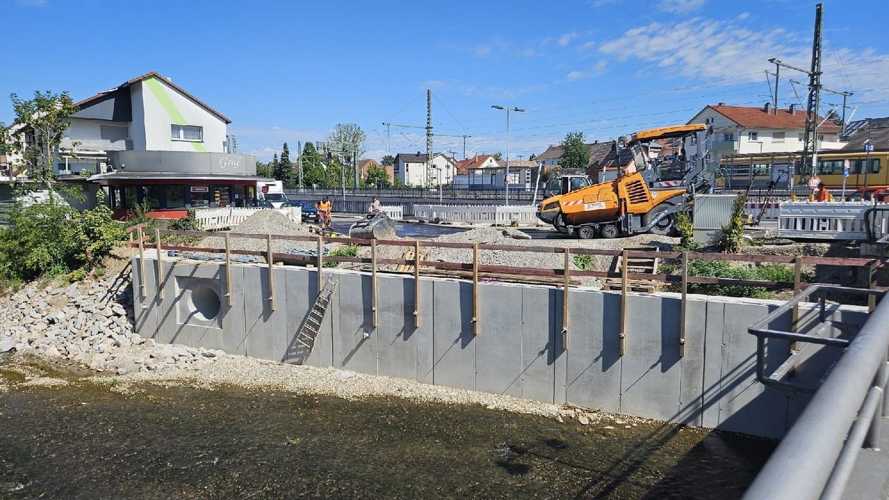Auf diesem Bild sehen Sie die sanierte Hochwasserschutzmauer an der Pfinz in Söllingen