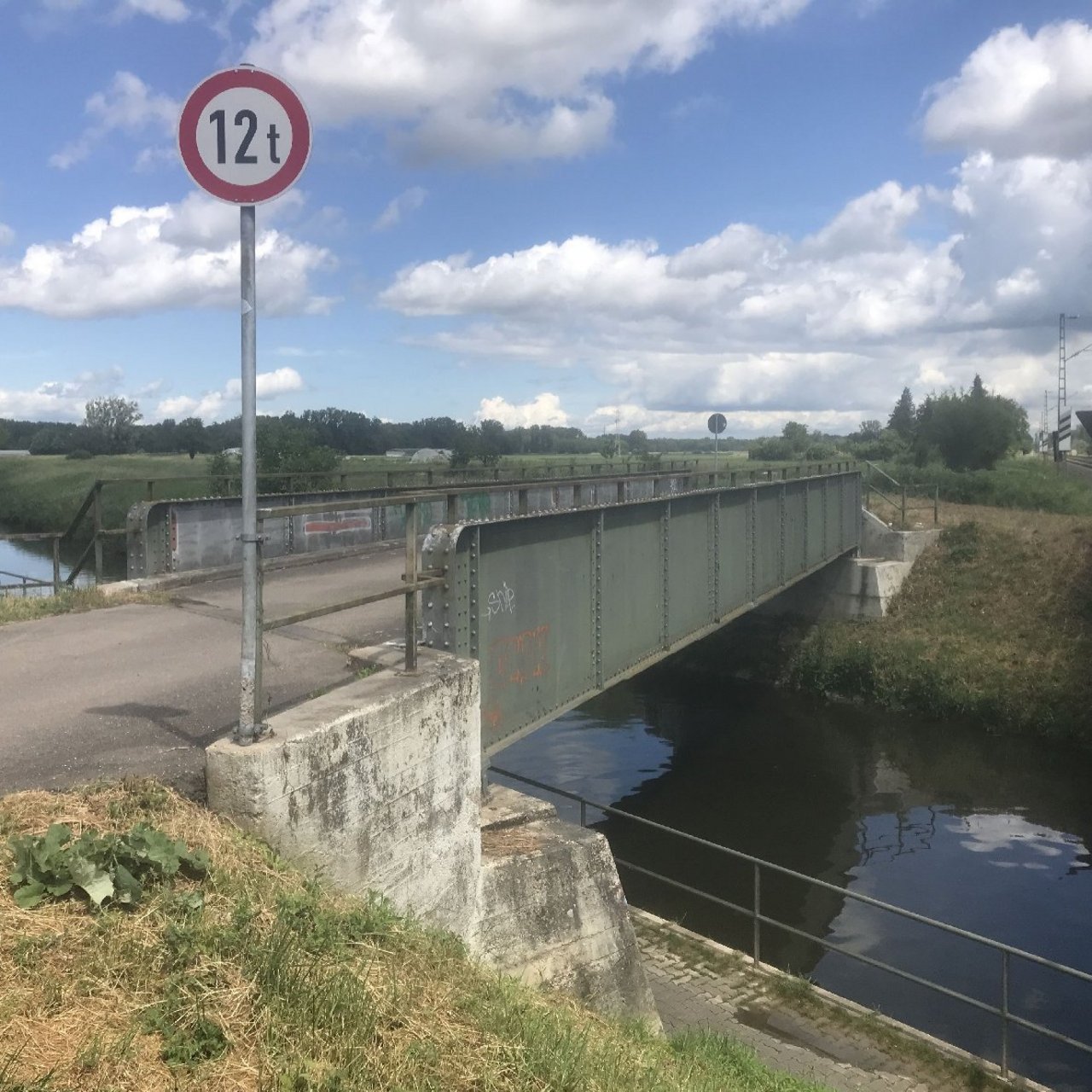 Auf diesem Bild sehen Sie die Brücke, darunter verläuft der Fuß- und Radweg entlang des Pfinz-Entlastungskanals. Auf der rechten Seite ist die Bahntrasse Karlsruhe – Bruchsal zu erkennen. 