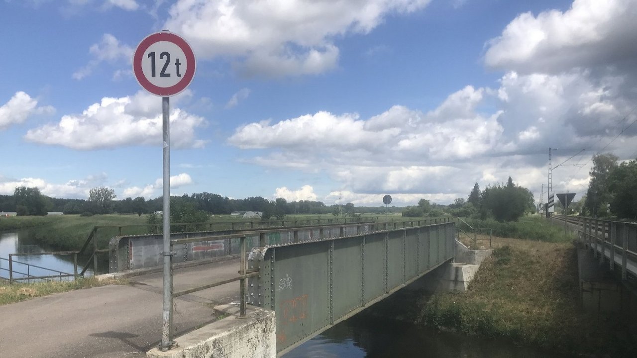 Auf diesem Bild sehen Sie die Brücke, darunter verläuft der Fuß- und Radweg entlang des Pfinz-Entlastungskanals. Auf der rechten Seite ist die Bahntrasse Karlsruhe – Bruchsal zu erkennen. 