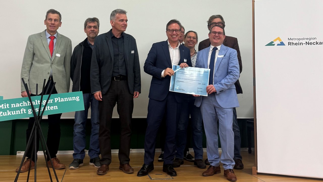 v.l.n.r. Andreas Sigmund (Bauernverband NOK), Peter Baust (NABU Mosbach), Marco Eckl (Bürgermeister Elztal), Ralph Schlusche (Verbandsdirektor RN), Rainer Houck (Bürgermeister a.D. Schefflenz), Judith Knebel (RP Karlsruhe), Raphael Hoffmann (ehemaliger Bürgermeister Schefflenz), Dr. Elmar Werling (OGBW) 