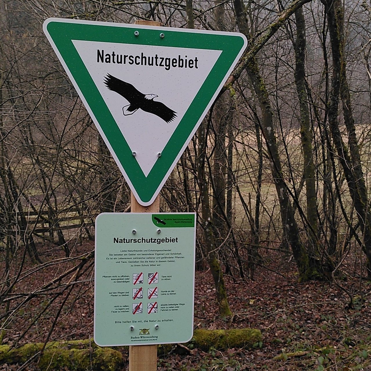 Naturschutzgebiet sind mit dem grünumrandeten Dreiecks-Schild in der Natur gekennzeichnet.