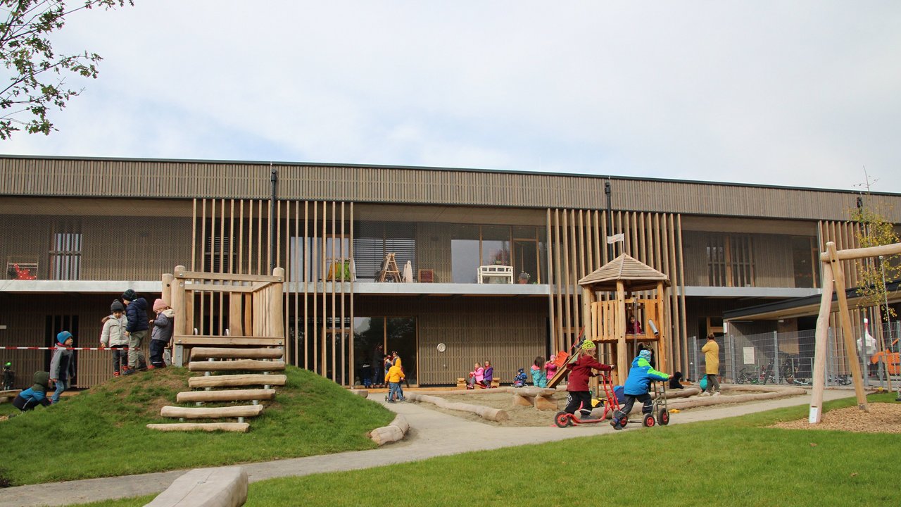 Neubau Kindergarten Markdorf Süd - spielende Kinder im Außenbereich